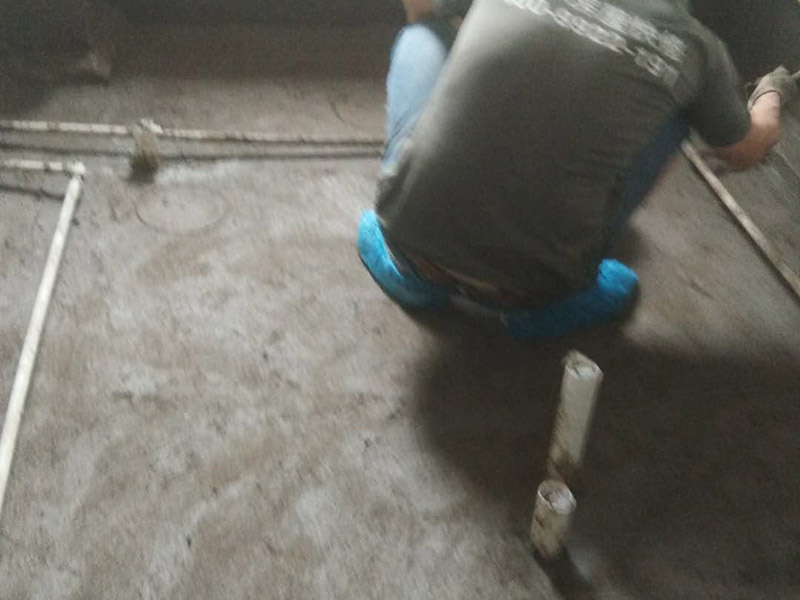 衛(wèi)生間拆除翻新裝修：首先，拆除瓷磚時(shí)要用電，而電是從客廳臨時(shí)拉的，為了避免在施工過(guò)程中發(fā)生觸電的現(xiàn)象，最好將電拉進(jìn)衛(wèi)生間內(nèi)。其次，舊房改造拆除瓷磚時(shí)可以用沖擊電鉆，這種工具方便快捷，可自由更換。但在使用前應(yīng)檢查其是否靈活，可以通過(guò)空轉(zhuǎn)一分鐘的方法進(jìn)行檢驗(yàn)。用完之后及時(shí)進(jìn)行清理。最后，梯子也是必不可少的工具之一，它可以幫助工人拆掉處于高處的瓷磚，還可以架起臨時(shí)插座。 用具的拆除，這一工程根據(jù)施工工人工作的習(xí)慣，有兩種拆除方式，可以提前將其拆除，也可以在拆磚的過(guò)程中同時(shí)進(jìn)行。但并不是所有的用具都可以提前拆除，馬桶必須在瓷磚拆除之后才可以拆掉，要不然掉落的瓷磚會(huì)砸壞馬桶。用具拆除后，應(yīng)將露出的電線接口用絕緣的東西綁住。