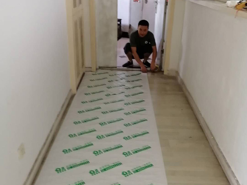 全屋地面保護：首先完成的就是地面的鋪設(shè)。因此，我們在進行其余施工時一定要注意對剛鋪好的地板進行保護。而在裝修時灰塵是一定避免不了的，為了防止嶄新的地板被沾染灰塵以及施工團隊人員等的腳印，最好先在地板上鋪一層防塵布等作為保護膜。除此之外，還是要在一天裝修結(jié)束后的時間里對防塵布等進行灰塵的清除和家居保養(yǎng)工作，特別是灰塵堆積過厚的地方，以免將來裝修結(jié)束后因為灰塵過多清理時意外污染地板。