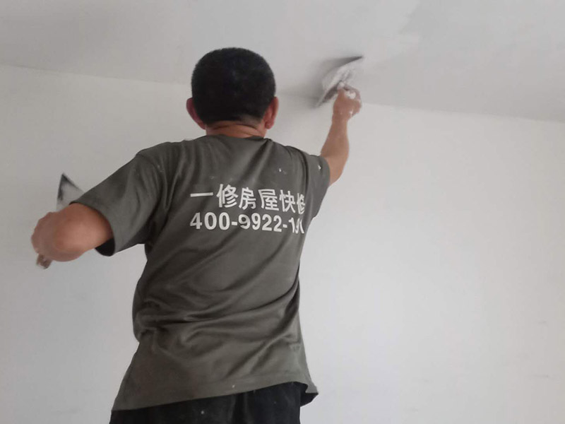 墻面刮膩?zhàn)诱移剑汗文佔(zhàn)訉?duì)不同的墻體有著不同的要求，像比較常見(jiàn)的混凝土的墻面，會(huì)出現(xiàn)一些氣孔與鼓起的現(xiàn)象，所以就要先把墻面修平整掉，磨平凸起處，填補(bǔ)凹陷處。如果是預(yù)制混凝土的墻面，那么它的表面層就會(huì)有一些砂礫與疙瘩的現(xiàn)象，這個(gè)時(shí)候就需要專(zhuān)業(yè)的施工人員，使用用鋼絲刷把墻面整體的刷一遍。 基層做好處理后，墻面還是會(huì)有一些凹陷的地方，這個(gè)時(shí)候就可以用石膏膩?zhàn)觼?lái)補(bǔ)平。將石膏膩?zhàn)訅簩?shí)凹陷處，橫抹豎起的地方再重新刮一遍，這樣來(lái)確保墻面的平整。 墻面上可能會(huì)有油污等這些東西，所以需要涂刷一下火堿水溶液，不過(guò)在涂刷時(shí)一定要注意，一邊涂刷一邊就要拿清水清洗墻面，這樣不僅可以加快一點(diǎn)速度，而且效果也好。 刮膩?zhàn)又?，噴刷一遍粘結(jié)劑，就可以開(kāi)始刮膩?zhàn)恿?。在刮膩?zhàn)拥臅r(shí)候注意，避免留下浮膩?zhàn)右约肮魏?，防止膩?zhàn)由险瓷匣覊m、砂礫等雜物，然后按照規(guī)范刮就可以了。