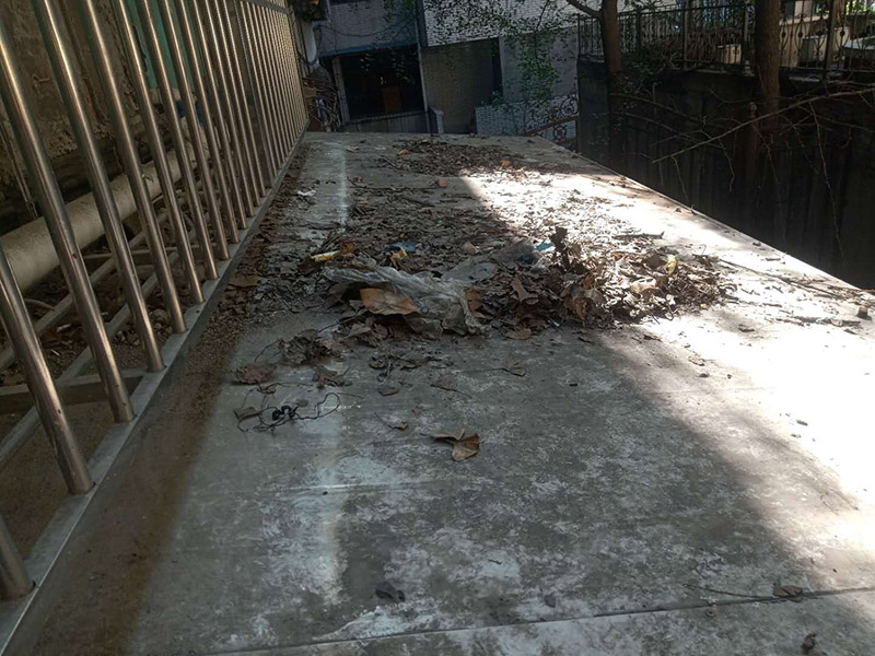 雨棚防水施工：1、待軟性防水層充分冷卻后，將塑料彩條棚布鋪設(shè)其上形成浮筑層(兩塊棚布須重疊)，起剛性水泥層和軟性防水層滑動間隔用。 2、鋪設(shè)5厘米厚的細(xì)石混凝土，內(nèi)用4毫米直徑的鐵絲結(jié)成孔徑小于10×10厘米的鐵絲網(wǎng)，加強(qiáng)混凝土的抗拉力。 3、剛性水泥層與女兒墻、立墻間留分格縫，可有效地防止其開裂。 4、大面積屋頂須設(shè)置分格縫，縫隙2厘米，鋼筋在分格縫必須分開。混凝土充分干透后，分格縫內(nèi)清掃干凈，并填充防水油膏。分格縫因順坡度設(shè)置并錯開軟性防水層接縫。因分格縫的防水質(zhì)量難保證，必須嚴(yán)格操作。 5、剛性層鋪設(shè)時，表面必須形成坡度，加快積水排出屋面。 整個防水屋面鋪設(shè)完畢后，防水層由七層組成：防水油膏、油毛氈、防水油膏、油毛氈、防水油膏、塑料彩條棚布、混凝土。