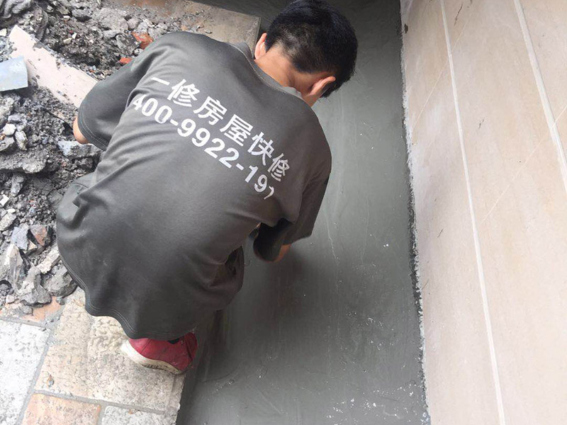 露臺(tái)防水維修：1、在露臺(tái)防水施工過(guò)程中應(yīng)當(dāng)使用相應(yīng)的涂膜防水材料，而且所使用的防水材料應(yīng)當(dāng)符合于國(guó)家的相關(guān)規(guī)定，并且具有商品相應(yīng)的合格證書;在進(jìn)行露臺(tái)防水材料的施工過(guò)程中，其表面應(yīng)當(dāng)保持平坦，不可以有空鼓及開裂等現(xiàn)象，其底層的含水率同時(shí)也需要達(dá)到標(biāo)準(zhǔn)。  2、對(duì)于防水層的設(shè)計(jì)應(yīng)當(dāng)從地面一直延伸到墻面，在露臺(tái)防水材料的施工過(guò)程中應(yīng)當(dāng)與順流水方向搭接，可以采用兩層以上的玻纖布來(lái)進(jìn)行上下的搭接；再者就是保護(hù)層的水泥砂漿的厚度與強(qiáng)度也必須符合規(guī)定，在施工過(guò)程中嚴(yán)禁損壞防水層，而且要做好排水的疏通工作，不可以有積水倒坡的情況。
