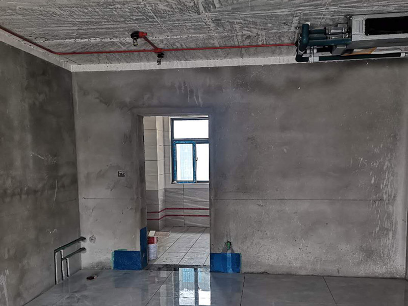 全屋電路走線：一、開槽不能太用力，工人需要按照電路圖的指示，在墻地面相應(yīng)的位置開槽，千萬不能進(jìn)行盲目施工或者隨意開槽埋管，以免破壞承重墻。另外，槽道的轉(zhuǎn)角處要做好圓角處理，以防轉(zhuǎn)角處尖銳的直角刮破穿線管。 二、電線一定要穿管 電線不能直接埋入墻內(nèi)，一定要穿過PVC管，否則就容易老化與損壞，而且后期維修起來也比較困難。也就是說，不把墻體重新鑿開，都無法對電線進(jìn)行更換。 三、一根管內(nèi)電線不能太多一根管道中的電線，不能超過管道橫截面積的40%。一般一根管道內(nèi)可以傳入三根電線，如果電線太多，不僅會(huì)影響管道的正常使用壽命，而且還會(huì)增加安全隱患。 四、強(qiáng)弱電線要分開 強(qiáng)電的管道不能與弱電的管道位于同一個(gè)凹槽內(nèi)。強(qiáng)電線更是不能與弱電線穿進(jìn)同一根管道內(nèi)，否則強(qiáng)電線通電時(shí)產(chǎn)生的電磁波會(huì)對弱電信號(hào)產(chǎn)生很大的影響。另外，如果強(qiáng)電線管道與弱電線管道相交了，那就需要用鋁箔紙包裹住兩者的相交部分。五、強(qiáng)弱電要分色區(qū)別在電路改造</a>時(shí)，火線、零線和接地線應(yīng)該用不同顏色的電線來表示。一般情況下，火線用紅色或黑色的線表示，零線用綠色或藍(lán)色的線表示，接地線用黃綠相間的雙色線表示。另外，強(qiáng)電和弱電的穿線管也要注意顏色區(qū)分，強(qiáng)電的穿線管通常使用紅色的管子，弱電的穿線管使用綠色或藍(lán)色的管子。 六、管道內(nèi)要無接頭，電線線路需要彎曲或分支時(shí)，一定要使用專門的彎頭和護(hù)套盒進(jìn)行連接。如果電線不夠長，要在護(hù)套盒內(nèi)連接，從而保證穿線管內(nèi)的電線沒有接頭。