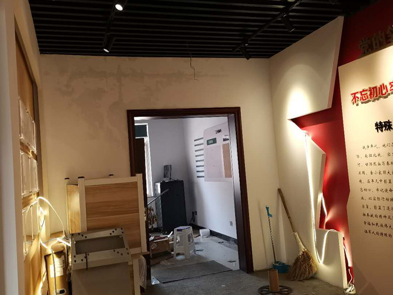公司企業(yè)墻電路改造:用電需求進(jìn)行定位，完成定位之后，師傅會按照定位和電路走向，進(jìn)行開槽布線，開的槽要橫平豎直，這樣才是規(guī)范的做法。布線都是使用線管進(jìn)行暗埋，有PVC和冷彎管兩種，冷彎管彎曲效果很好，不會斷裂，是布線不錯的選擇，它的轉(zhuǎn)角有一定弧度，線可以隨便更換，不需要開墻。如果選擇冷彎管的話，需要借助彎管工具，弧度是線管直徑的十倍，這樣穿線或拆線，才能暢通無阻。 (1)強(qiáng)弱電之間的距離是30-50公分，避免受到干擾，影響正常使用，甚至不安全，強(qiáng)弱電不可以在同一根管內(nèi)。 (2)管子里面的導(dǎo)線總截面面積，要比保護(hù)管截面面積小百分之四十，比如：二十的管內(nèi)最多可以穿四根2.5平方的電線。 (3)如果線管需要連接，肯定要使用接頭，接頭和管子要用膠粘牢固。線管在地面的話，需要進(jìn)行保護(hù)，預(yù)防被踩裂，影響后期檢修。