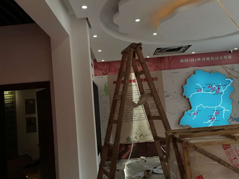 公司企業(yè)墻電路改造:用電需求進(jìn)行定位，完成定位之后，師傅會按照定位和電路走向，進(jìn)行開槽布線，開的槽要橫平豎直，這樣才是規(guī)范的做法。布線都是使用線管進(jìn)行暗埋，有PVC和冷彎管兩種，冷彎管彎曲效果很好，不會斷裂，是布線不錯的選擇，它的轉(zhuǎn)角有一定弧度，線可以隨便更換，不需要開墻。如果選擇冷彎管的話，需要借助彎管工具，弧度是線管直徑的十倍，這樣穿線或拆線，才能暢通無阻。 (1)強(qiáng)弱電之間的距離是30-50公分，避免受到干擾，影響正常使用，甚至不安全，強(qiáng)弱電不可以在同一根管內(nèi)。 (2)管子里面的導(dǎo)線總截面面積，要比保護(hù)管截面面積小百分之四十，比如：二十的管內(nèi)最多可以穿四根2.5平方的電線。 (3)如果線管需要連接，肯定要使用接頭，接頭和管子要用膠粘牢固。線管在地面的話，需要進(jìn)行保護(hù)，預(yù)防被踩裂，影響后期檢修。