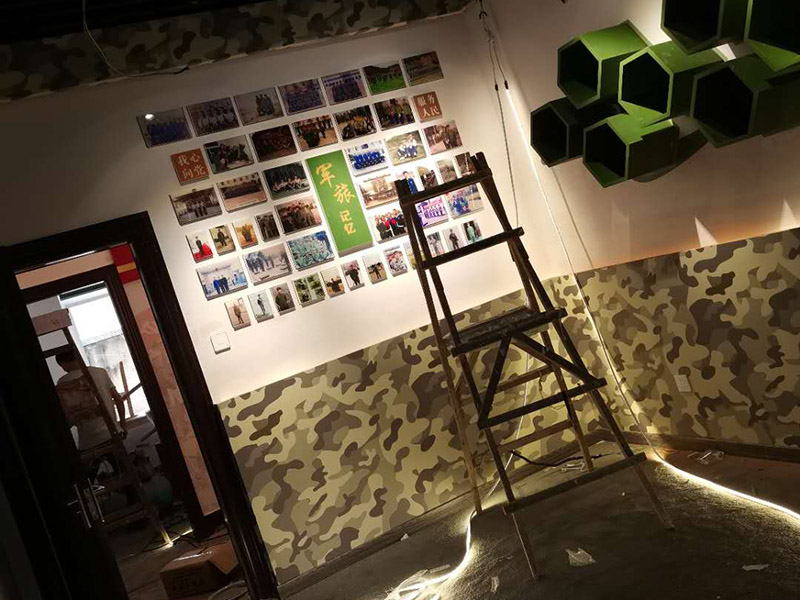 公司企業(yè)墻電路改造:用電需求進(jìn)行定位，完成定位之后，師傅會按照定位和電路走向，進(jìn)行開槽布線，開的槽要橫平豎直，這樣才是規(guī)范的做法。布線都是使用線管進(jìn)行暗埋，有PVC和冷彎管兩種，冷彎管彎曲效果很好，不會斷裂，是布線不錯的選擇，它的轉(zhuǎn)角有一定弧度，線可以隨便更換，不需要開墻。如果選擇冷彎管的話，需要借助彎管工具，弧度是線管直徑的十倍，這樣穿線或拆線，才能暢通無阻。 (1)強(qiáng)弱電之間的距離是30-50公分，避免受到干擾，影響正常使用，甚至不安全，強(qiáng)弱電不可以在同一根管內(nèi)。 (2)管子里面的導(dǎo)線總截面面積，要比保護(hù)管截面面積小百分之四十，比如：二十的管內(nèi)最多可以穿四根2.5平方的電線。 (3)如果線管需要連接，肯定要使用接頭，接頭和管子要用膠粘牢固。線管在地面的話，需要進(jìn)行保護(hù)，預(yù)防被踩裂，影響后期檢修。
