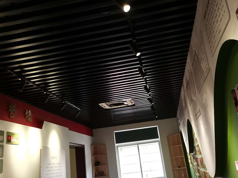 公司企業(yè)墻電路改造:用電需求進(jìn)行定位，完成定位之后，師傅會按照定位和電路走向，進(jìn)行開槽布線，開的槽要橫平豎直，這樣才是規(guī)范的做法。布線都是使用線管進(jìn)行暗埋，有PVC和冷彎管兩種，冷彎管彎曲效果很好，不會斷裂，是布線不錯的選擇，它的轉(zhuǎn)角有一定弧度，線可以隨便更換，不需要開墻。如果選擇冷彎管的話，需要借助彎管工具，弧度是線管直徑的十倍，這樣穿線或拆線，才能暢通無阻。 (1)強(qiáng)弱電之間的距離是30-50公分，避免受到干擾，影響正常使用，甚至不安全，強(qiáng)弱電不可以在同一根管內(nèi)。 (2)管子里面的導(dǎo)線總截面面積，要比保護(hù)管截面面積小百分之四十，比如：二十的管內(nèi)最多可以穿四根2.5平方的電線。 (3)如果線管需要連接，肯定要使用接頭，接頭和管子要用膠粘牢固。線管在地面的話，需要進(jìn)行保護(hù)，預(yù)防被踩裂，影響后期檢修。