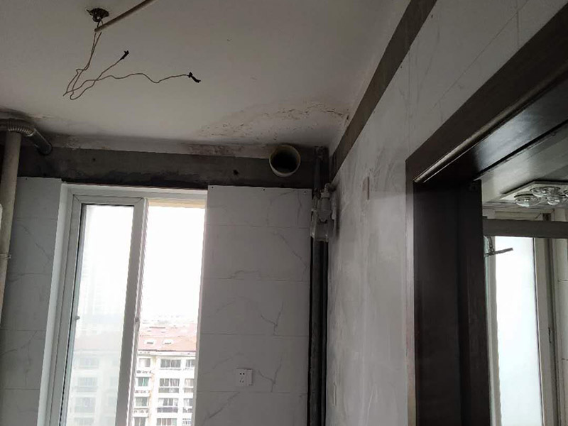 廚房裝修翻新:不同面積所用時間自然是不同的，在這段時間里，顧客還要選好裝修所用主要材料，尤其是瓷磚和櫥柜，因為櫥柜一般都是定制的，需要20-35天才能完成。專業(yè)櫥柜設(shè)計師還要根據(jù)實際情況對廚房進行設(shè)計，如確定水電路的位置，以便開工后及時進行水電改造。水電改造即開槽、布線布管、驗收等，根據(jù)工程復雜情況的不同，一般需要5~10天的時間，有時甚至更長。泥瓦工程包括廚房等防水、瓷磚鋪貼等項目。根據(jù)瓷磚鋪貼的面積大小，所需的時間也不大相同。 舊廚房它們使用都是那種單路供水，因此在對廚房進行履的時候就要多增加一個熱水管道。如果你家中的衛(wèi)生間空間不大的話，那么可以在把洗衣機擺放在廚房，這個時候就要安裝一個水管，同時還要地面增加一個地面排水管。這邊提醒大家一下，它也是會受結(jié)構(gòu)限制的，比如說像水路方面只能改上水，不能改下水。在施工之前，首先要做到就是規(guī)劃好管道它的長度，同時還要考慮到它貼到墻面磚后的后尺寸,特別是出墻后那個直接水龍頭的管道更加要注意。除此以外，管道的走向一定要注意避開入墻的電線管,這樣才能避免日后水管破裂帶來一些漏水影響。