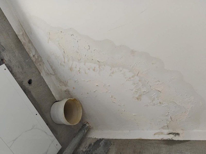 廚房裝修翻新:不同面積所用時間自然是不同的，在這段時間里，顧客還要選好裝修所用主要材料，尤其是瓷磚和櫥柜，因為櫥柜一般都是定制的，需要20-35天才能完成。專業(yè)櫥柜設(shè)計師還要根據(jù)實際情況對廚房進行設(shè)計，如確定水電路的位置，以便開工后及時進行水電改造。水電改造即開槽、布線布管、驗收等，根據(jù)工程復雜情況的不同，一般需要5~10天的時間，有時甚至更長。泥瓦工程包括廚房等防水、瓷磚鋪貼等項目。根據(jù)瓷磚鋪貼的面積大小，所需的時間也不大相同。 舊廚房它們使用都是那種單路供水，因此在對廚房進行履的時候就要多增加一個熱水管道。如果你家中的衛(wèi)生間空間不大的話，那么可以在把洗衣機擺放在廚房，這個時候就要安裝一個水管，同時還要地面增加一個地面排水管。這邊提醒大家一下，它也是會受結(jié)構(gòu)限制的，比如說像水路方面只能改上水，不能改下水。在施工之前，首先要做到就是規(guī)劃好管道它的長度，同時還要考慮到它貼到墻面磚后的后尺寸,特別是出墻后那個直接水龍頭的管道更加要注意。除此以外，管道的走向一定要注意避開入墻的電線管,這樣才能避免日后水管破裂帶來一些漏水影響。