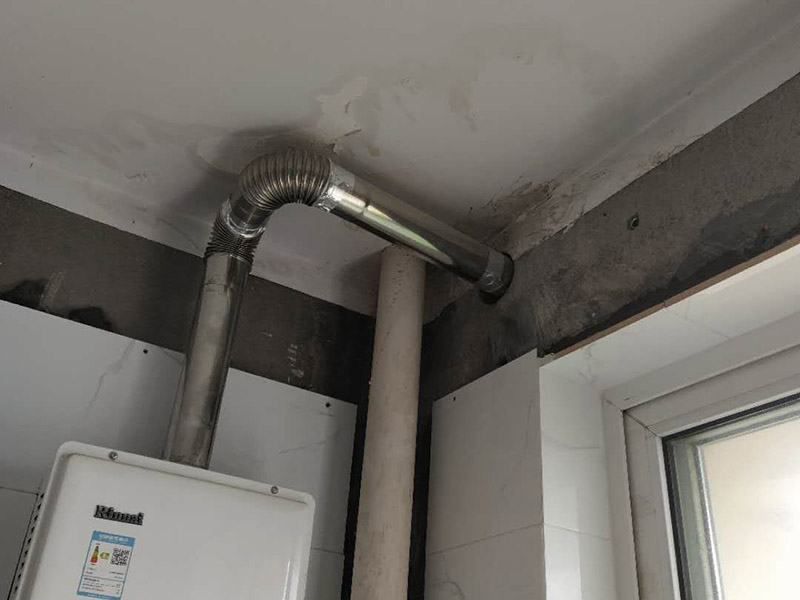 廚房裝修翻新:不同面積所用時間自然是不同的，在這段時間里，顧客還要選好裝修所用主要材料，尤其是瓷磚和櫥柜，因為櫥柜一般都是定制的，需要20-35天才能完成。專業(yè)櫥柜設(shè)計師還要根據(jù)實際情況對廚房進行設(shè)計，如確定水電路的位置，以便開工后及時進行水電改造。水電改造即開槽、布線布管、驗收等，根據(jù)工程復雜情況的不同，一般需要5~10天的時間，有時甚至更長。泥瓦工程包括廚房等防水、瓷磚鋪貼等項目。根據(jù)瓷磚鋪貼的面積大小，所需的時間也不大相同。 舊廚房它們使用都是那種單路供水，因此在對廚房進行履的時候就要多增加一個熱水管道。如果你家中的衛(wèi)生間空間不大的話，那么可以在把洗衣機擺放在廚房，這個時候就要安裝一個水管，同時還要地面增加一個地面排水管。這邊提醒大家一下，它也是會受結(jié)構(gòu)限制的，比如說像水路方面只能改上水，不能改下水。在施工之前，首先要做到就是規(guī)劃好管道它的長度，同時還要考慮到它貼到墻面磚后的后尺寸,特別是出墻后那個直接水龍頭的管道更加要注意。除此以外，管道的走向一定要注意避開入墻的電線管,這樣才能避免日后水管破裂帶來一些漏水影響。