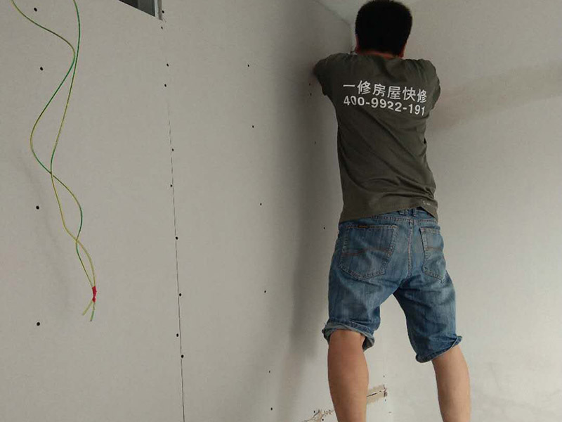 客廳隔斷安裝：1.墻位放線:應(yīng)按設(shè)計要求,沿地,墻角,頂彈出隔墻的中心線和寬度線,寬度應(yīng)與隔墻厚度一致,彈線清晰,位置應(yīng)準確.2.組裝順序:當有門洞口時,應(yīng)從門洞口處向兩側(cè)依次進行;當無洞口時,應(yīng)從一端向另一端安裝.3.配板:板材隔墻飾面板安裝前應(yīng)按品種,規(guī)格,顏色等進行分類選配.4.安裝墻隔板 ;板材隔墻安裝拼接應(yīng)符合設(shè)計和產(chǎn)品構(gòu)造要求.安裝方法主要有剛性連接和柔性連接.板材隔墻所用金屬附件應(yīng)進行防腐處理.板材拼接用的芯材應(yīng)符合防火要求.