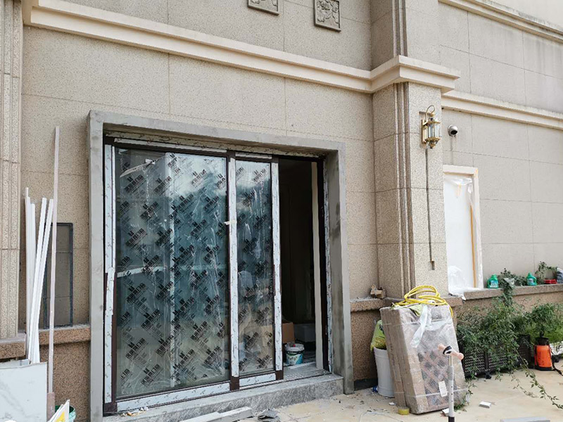 別墅門窗安裝：一般來說，別墅門窗尺寸根據(jù)別墅建筑的面積比例來測量大小的，正常尺寸的門寬為90cm，高200cm，而窗的高度為1.5m，窗臺的高度約是0.9m，窗頂距離樓面的高度約是2.4m。如果若窗臺的高度低于0.8m時(shí)，采取防護(hù)措施。 (1)確定位置：門窗安裝前，根據(jù)距底面500mm的水平線和坐標(biāo)基準(zhǔn)線找到安裝位置，畫出安裝位置線。 (2)固定：將門窗框放在確定位置線上，用模子臨時(shí)固定，用線墜、水平尺將門窗框校正找直，用100mm釘子將門窗框固定于墻內(nèi)磚上，釘子帽應(yīng)砸扁后釘入框內(nèi)。 (3)安裝：門扇安裝時(shí)將懸掛螺栓裝入門扇上的專用孔內(nèi)，用螺母將懸掛螺栓與掛件固定。或者將道軌用螺絲固定在地面上。 (4)檢查：別墅門窗安裝時(shí)，需要進(jìn)行一定的而檢查，比如門邊是否與側(cè)框板契合，檢查玻璃安裝質(zhì)量，以及檢查框與扇的嚴(yán)密度等。