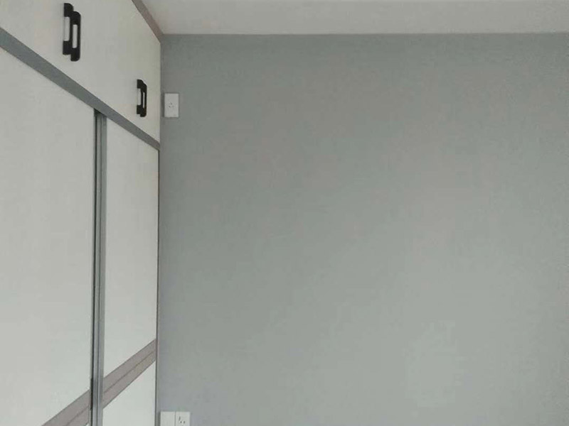 墻面乳膠漆翻新：1、使用吸塵器進(jìn)行除塵工序，利用吸塵器的毛刷充分摩擦被清潔表面，去除灰塵。 2、對于局部污染或是有油漬的地方，需要使用聚氨酯稀釋劑來清洗。 3、局部有霉藻的部位，需要使用防霉溶液清洗，晾干或噴濕后鏟除。 4、對于已經(jīng)剝落或是破損的地方，先將破損部位松動(dòng)的部分打磨掉，清理干凈，再使用柔性膩?zhàn)舆M(jìn)行修補(bǔ)。待表面修補(bǔ)平整后，再涂裝底漆。 5、先將破損、松動(dòng)的部分清理干凈，使用柔性膩?zhàn)舆M(jìn)行修補(bǔ)，表面修補(bǔ)平整后涂裝805膠水。 6、在涂刷膠水的基層上滿刮膩?zhàn)痈唷?7、涂刷底漆，要均勻涂刷一遍，要求無露底、流墜現(xiàn)象。 8、 涂刷面漆， 均勻涂刷兩遍，待靠前遍干燥后涂刷第二遍，要求無露底、流墜。
