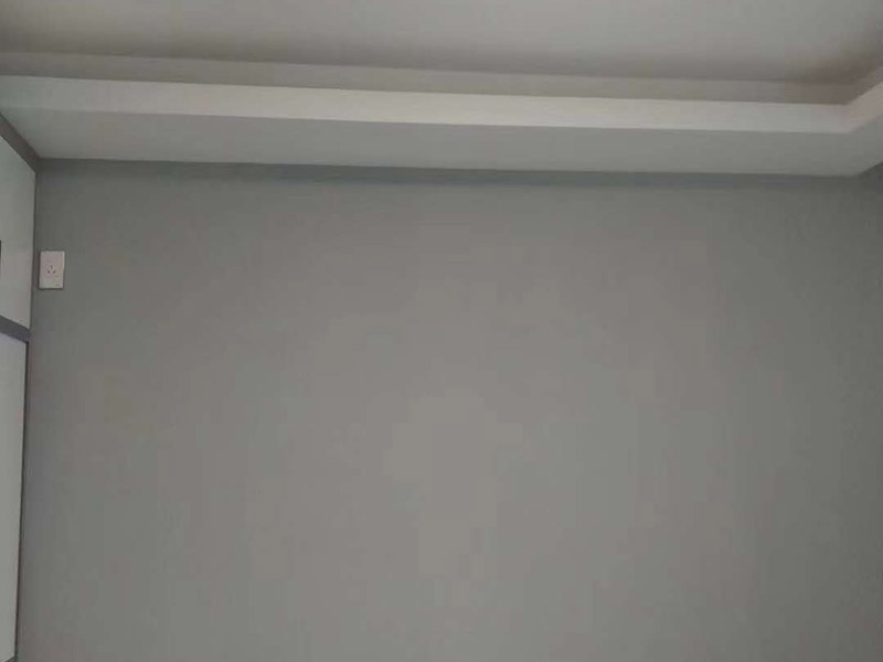 墻面乳膠漆翻新：1、使用吸塵器進(jìn)行除塵工序，利用吸塵器的毛刷充分摩擦被清潔表面，去除灰塵。 2、對于局部污染或是有油漬的地方，需要使用聚氨酯稀釋劑來清洗。 3、局部有霉藻的部位，需要使用防霉溶液清洗，晾干或噴濕后鏟除。 4、對于已經(jīng)剝落或是破損的地方，先將破損部位松動(dòng)的部分打磨掉，清理干凈，再使用柔性膩?zhàn)舆M(jìn)行修補(bǔ)。待表面修補(bǔ)平整后，再涂裝底漆。 5、先將破損、松動(dòng)的部分清理干凈，使用柔性膩?zhàn)舆M(jìn)行修補(bǔ)，表面修補(bǔ)平整后涂裝805膠水。 6、在涂刷膠水的基層上滿刮膩?zhàn)痈唷?7、涂刷底漆，要均勻涂刷一遍，要求無露底、流墜現(xiàn)象。 8、 涂刷面漆， 均勻涂刷兩遍，待靠前遍干燥后涂刷第二遍，要求無露底、流墜。