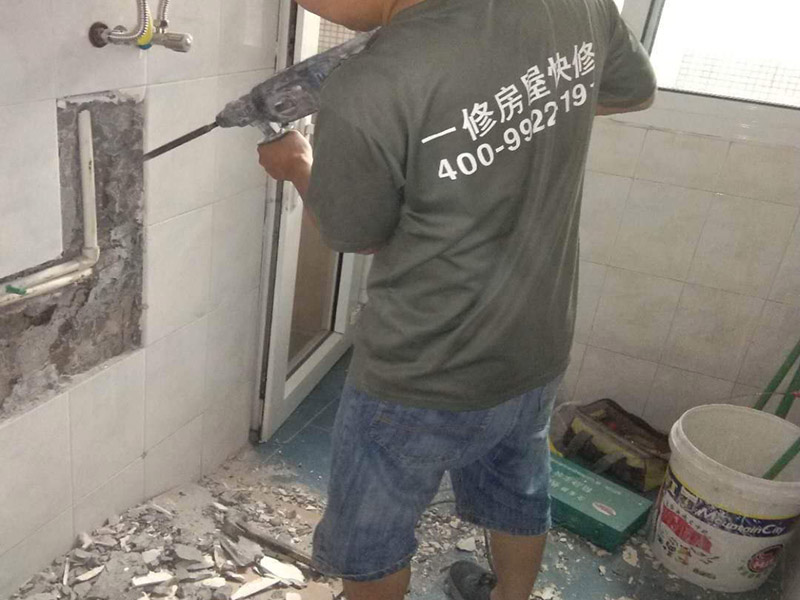 電鉆打墻修水管:可以先截斷水源，然后將暗水管漏水點的墻面開鑿，找到漏水的部分，先用小鋼鋸把漏水的地方鋸掉，注意鋸口要平。用砂紙把新露出的端口輕輕打磨，然后用接口套住，將備換的新管對準接口口子，注意要對直。然后用熱熔器對新管道進行熱熔連接。 或者是將鋸掉的管道清理干凈，用專用膠水涂在端口上，稍微晾一會兒;趁此時在“竹節(jié)”接頭內(nèi)涂上膠水。把端口和“竹節(jié)”連接，然后反復轉(zhuǎn)動，直到牢固。同樣的方法去連接另一端。最后在接縫處再涂適量的膠水，確保不滲漏。