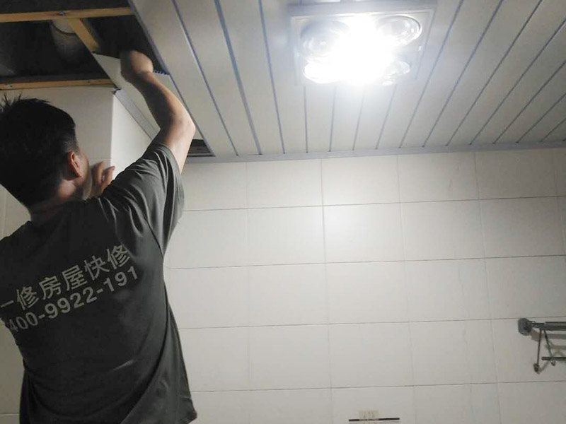 衛(wèi)生間整體拆除方案：首先，拆除瓷磚時要用電，而電是從客廳臨時拉的，為了避免在施工過程中發(fā)生觸電的現(xiàn)象，將電拉進衛(wèi)生間內(nèi)。其次，舊房改造拆除瓷磚時可以用沖擊電鉆，這種工具方便快捷，可自由更換。但在使用前應(yīng)檢查其是否靈活，可以通過空轉(zhuǎn)一分鐘的方法進行檢驗。用完之后及時進行清理。，梯子也是少不了的工具之一，它可以幫助工人拆掉處于高處的瓷磚，還可以架起臨時插座。拆磚應(yīng)從下至上進行，在施工過程中對地面及時進行處理，以免因垃圾過多從而影響后面的工作。同時要處理好房內(nèi)的防水層。拆除插座與水龍頭附近的瓷磚時應(yīng)小心，以免損壞水電設(shè)備。