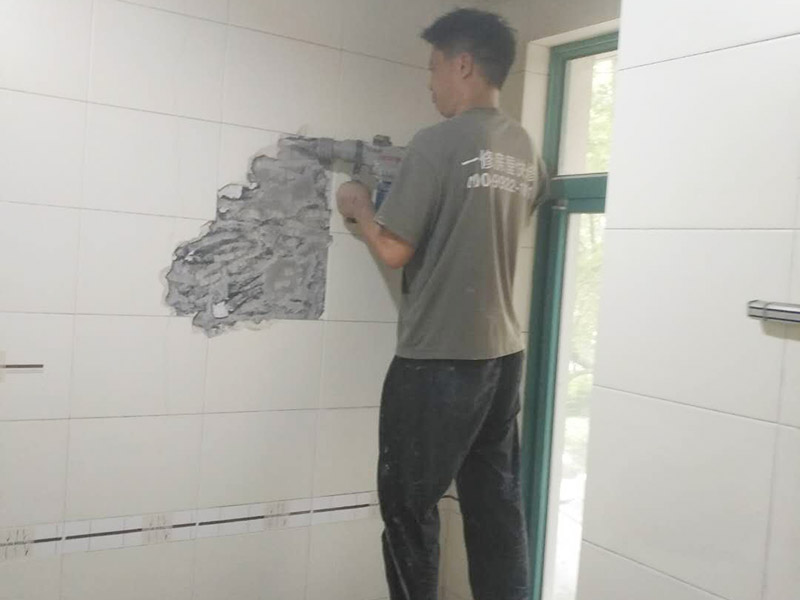 衛(wèi)生間整體拆除方案：首先，拆除瓷磚時要用電，而電是從客廳臨時拉的，為了避免在施工過程中發(fā)生觸電的現(xiàn)象，將電拉進衛(wèi)生間內(nèi)。其次，舊房改造拆除瓷磚時可以用沖擊電鉆，這種工具方便快捷，可自由更換。但在使用前應(yīng)檢查其是否靈活，可以通過空轉(zhuǎn)一分鐘的方法進行檢驗。用完之后及時進行清理。，梯子也是少不了的工具之一，它可以幫助工人拆掉處于高處的瓷磚，還可以架起臨時插座。拆磚應(yīng)從下至上進行，在施工過程中對地面及時進行處理，以免因垃圾過多從而影響后面的工作。同時要處理好房內(nèi)的防水層。拆除插座與水龍頭附近的瓷磚時應(yīng)小心，以免損壞水電設(shè)備。