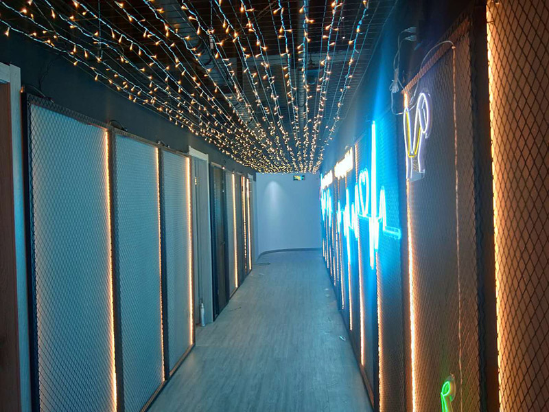 各類燈具安裝：先買好需要安裝的燈具，如果安裝的燈具比較高，需要準(zhǔn)備好一個(gè)人字梯。安裝前要把電源總閘關(guān)閉，然后再把燈具放在要安裝的位置，旋緊螺絲將燈具固定在天花板上，最后打開總閘看是否有亮。安裝燈具時(shí)大多要鉆孔，所以使用沖擊鉆時(shí)要注意安全。
