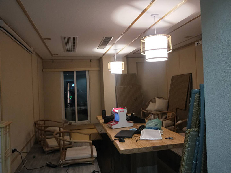 各類燈具安裝：先買好需要安裝的燈具，如果安裝的燈具比較高，需要準(zhǔn)備好一個(gè)人字梯。安裝前要把電源總閘關(guān)閉，然后再把燈具放在要安裝的位置，旋緊螺絲將燈具固定在天花板上，最后打開總閘看是否有亮。安裝燈具時(shí)大多要鉆孔，所以使用沖擊鉆時(shí)要注意安全。