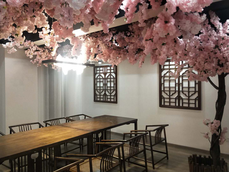 各類燈具安裝：先買好需要安裝的燈具，如果安裝的燈具比較高，需要準(zhǔn)備好一個(gè)人字梯。安裝前要把電源總閘關(guān)閉，然后再把燈具放在要安裝的位置，旋緊螺絲將燈具固定在天花板上，最后打開總閘看是否有亮。安裝燈具時(shí)大多要鉆孔，所以使用沖擊鉆時(shí)要注意安全。