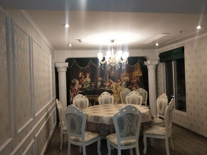 各類燈具安裝：先買好需要安裝的燈具，如果安裝的燈具比較高，需要準(zhǔn)備好一個(gè)人字梯。安裝前要把電源總閘關(guān)閉，然后再把燈具放在要安裝的位置，旋緊螺絲將燈具固定在天花板上，最后打開總閘看是否有亮。安裝燈具時(shí)大多要鉆孔，所以使用沖擊鉆時(shí)要注意安全。