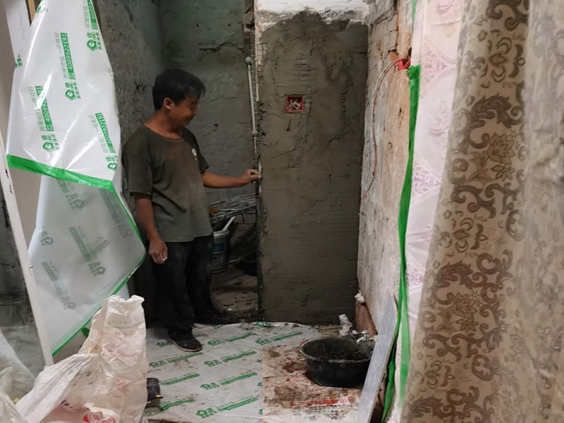 水電管道布線：工人按走向進(jìn)行墻面或地面開槽，開槽過(guò)程中，不允許出現(xiàn)墻面橫向開槽大于30cm的現(xiàn)象，因?yàn)闄M向開槽將破壞整樓的承重，使得抗震能力降低而且墻面容易開裂。如果是保溫墻的話，開很長(zhǎng)的橫槽有可能會(huì)導(dǎo)致開槽上部的保溫層整體脫落。墻面開槽一般都應(yīng)該是豎向垂直開槽。 埋入管線(包括布線和接好管道)和暗盒，電路施工時(shí)先安裝管路，然后再穿導(dǎo)線，這樣可以避免將來(lái)?yè)Q線出現(xiàn)導(dǎo)線無(wú)法抽動(dòng)的現(xiàn)象。穿管不能使用軟管，防止出現(xiàn)死角。同時(shí)電路接頭不要裸露在外面，應(yīng)該安裝在線盒內(nèi)，分線盒之間不允許有接頭。