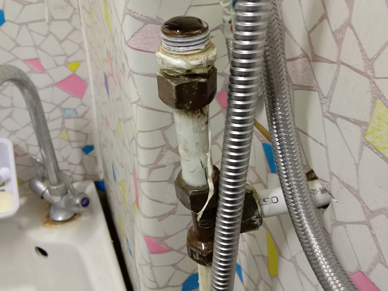 浴室管道配件更換：關(guān)水管總閘，讓斷掉處的水管內(nèi)的水流干。小區(qū)總閘一般是在樓梯間，電梯間，開關(guān)就在水表旁邊。讓開關(guān)垂直水管即為關(guān)閉。如下圖最上面的和中間的開關(guān)，就表示已關(guān)閉?，F(xiàn)在我們已經(jīng)將斷頭管鋸開了一個(gè)小口，接下來，我們就用平口一字螺絲刀，和小榔頭，將斷頭鑿出。我們用平口螺絲刀刀口對(duì)準(zhǔn)斷頭剛被鋸條鋸出的口子的旁邊的管壁，然后用榔頭敲擊螺絲刀的木柄頂部，這樣便可輕易剔除斷頭，只要打開一個(gè)小口，后面的用螺絲刀輕輕一撮就全部掉了。在安裝之前，需要先將水膠帶纏繞在角閥或水龍頭絲口上，可以稍微弄點(diǎn)水濕潤(rùn)一下，更好纏繞，纏繞的時(shí)候要采用逆時(shí)針方向纏繞。