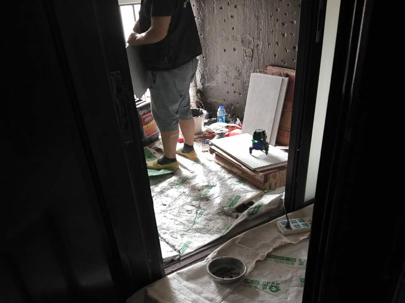 廚房改造維修：拆除。不管是新房舊房，可能都會(huì)面臨拆除的問題。如果是舊房改造，就需要首先拆除墻面和地面原有的瓷磚，拆除吊頂，拆除原有的廚具、燈具等;如果是新房想改變?cè)瓉韽N房的格局，也會(huì)首先面臨拆墻的任務(wù)。 二、水路、電路改造。大多數(shù)人都愿意將水路、電路做成暗管，因?yàn)楸容^美觀。水電路隱患工程，所以一定做到安全。三、墻面地面、抹灰找平。地面、墻面拆除后，水泥找平墻地面不平整的位置，這將有利于下一步做防水。四、做防水。水泥干透后，在墻面和地面刷涂防水涂料2到3遍，做24小時(shí)試水試驗(yàn)。