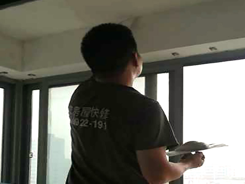 陽(yáng)臺(tái)頂面修補(bǔ)膩?zhàn)樱汗文佔(zhàn)訉?duì)不同的墻體有著不同的要求，像比較常見(jiàn)的混凝土的墻面，會(huì)出現(xiàn)一些氣孔與鼓起的現(xiàn)象，所以就要先把墻面修平整掉，磨平凸起處，填補(bǔ)凹陷處。如果是預(yù)制混凝土的墻面，那么它的表面層就會(huì)有一些砂礫與疙瘩的現(xiàn)象，這個(gè)時(shí)候就需要專業(yè)的施工人員，使用用鋼絲刷把墻面整體的刷一遍。 基層做好處理后，墻面還是會(huì)有一些凹陷的地方，這個(gè)時(shí)候就可以用石膏膩?zhàn)觼?lái)補(bǔ)平。將石膏膩?zhàn)訅簩?shí)凹陷處，橫抹豎起的地方再重新刮一遍，這樣來(lái)確保墻面的平整。 墻面上可能會(huì)有油污等這些東西，所以需要涂刷一下火堿水溶液，不過(guò)在涂刷時(shí)一定要注意，一邊涂刷一邊就要拿清水清洗墻面，這樣不僅可以加快一點(diǎn)速度，而且效果也好。 刮膩?zhàn)又?，噴刷一遍粘結(jié)劑，就可以開(kāi)始刮膩?zhàn)恿?。在刮膩?zhàn)拥臅r(shí)候注意，避免留下浮膩?zhàn)右约肮魏?，防止膩?zhàn)由险瓷匣覊m、砂礫等雜物，然后按照規(guī)范刮就可以了。