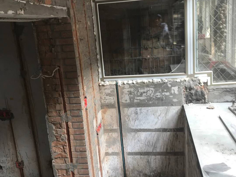陽臺電路改造：施工之前，首先要繪制電路布線圖，通常設計師都會提供相應的圖紙，布線圖是電路改造的基礎，整個空間的電路管線位置必須按照布線圖的設計嚴格執(zhí)行。根據布線圖的要求，經過精細測量，確定管線走向、標高和開關、插座、燈具等設備的位置，并用墨盒線進行表示。 最后，確定主要電器的位置嗎，并在相應位置上做好標記，電器定位主要需要注意空調定位、排氣扇、熱水器的定位，電視、電話、網線的定位。