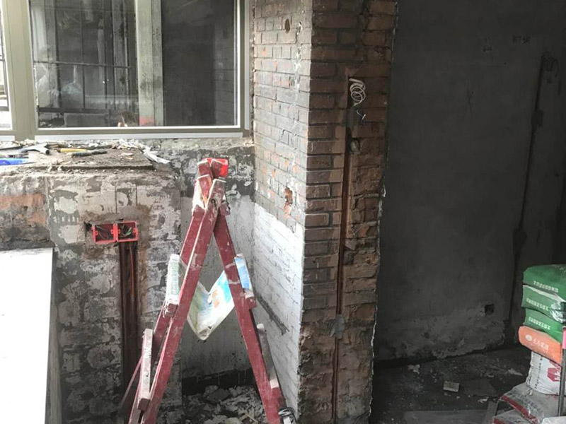 陽臺電路改造：施工之前，首先要繪制電路布線圖，通常設計師都會提供相應的圖紙，布線圖是電路改造的基礎，整個空間的電路管線位置必須按照布線圖的設計嚴格執(zhí)行。根據布線圖的要求，經過精細測量，確定管線走向、標高和開關、插座、燈具等設備的位置，并用墨盒線進行表示。 最后，確定主要電器的位置嗎，并在相應位置上做好標記，電器定位主要需要注意空調定位、排氣扇、熱水器的定位，電視、電話、網線的定位。