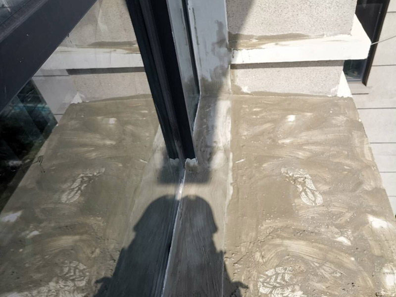 窗戶外墻防水維修:首先在對防水墻處理的時候一定要對墻體進行檢查，看一看墻體有什么裂縫，或者不均勻的地方，這些地方需要處理過后才能對墻體進行防水處理。嚴禁在墻面上留下空，裂縫，凹凸不平等問題，而且在外部進入室內(nèi)的管子穿過墻體的也要做好密封性。找平層施工應該注意以下注意事項。 ⑴砂漿應嚴格按配比進行，嚴格計量，控制水灰比，嚴禁施工過程中隨意摻水； ⑵對抹灰砂漿應分層抹灰，尤其是高層建筑，局部外墻抹灰較厚，這就需要進行分層批灰，每層抹灰厚度不應超過2㎝，如厚度過大，在分層處應設鋼絲網(wǎng)； ⑶批灰砂漿可用聚合物防水砂漿； ⑷外墻抹灰腳手架拉接筋等，應切割后，喇叭口抹實壓平，定漿后，可用鐵抹子切成反搓，然后再刷一道素水泥漿。