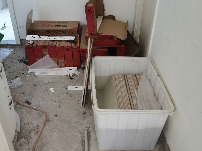 客廳瓷磚鋪貼:鋪貼前，先將所鋪平面表面的塵土、雜物等徹底清掃干凈，平面不能有空鼓、開裂和起砂等現(xiàn)象，如果存在這些現(xiàn)象，要先進(jìn)行修復(fù)處理，在鋪設(shè)瓷磚。鋪設(shè)地磚施工前，要先在地面彈出十字線，從而控制地磚分隔尺寸。然后要選用1:3干硬性水泥砂漿，砂漿的厚度要在25mm左右。把瓷磚按照要求放在水泥砂漿上，用橡皮錘輕輕敲擊瓷磚的表面，直至瓷磚鋪貼平整。鋪貼完瓷磚后，要進(jìn)行勾縫處理，先清理干凈瓷磚縫隙里的雜質(zhì)，再用專用填縫劑進(jìn)行勾縫處理。