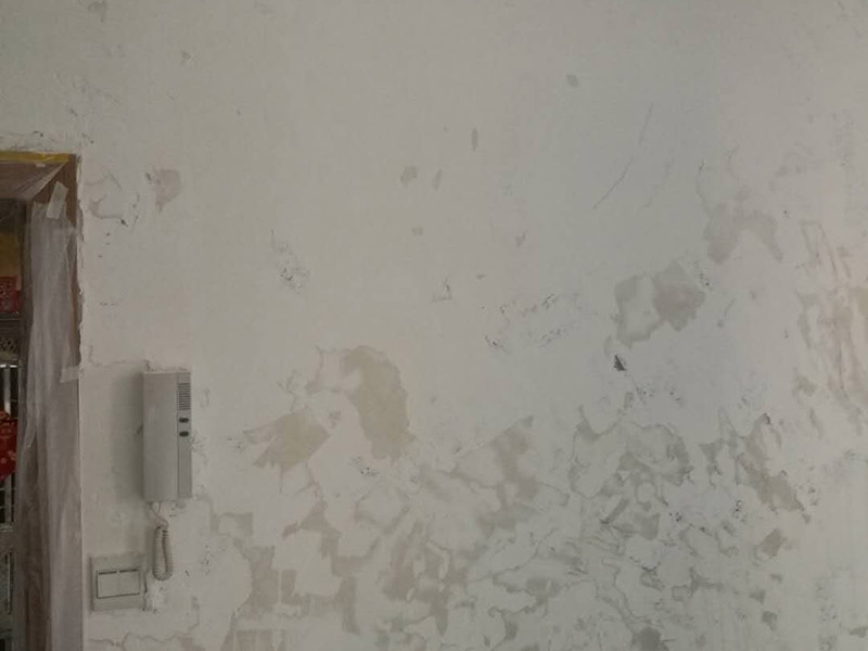 墻面鏟除翻新：舊墻的基本處理包括清理舊墻面原有的乳膠漆和膩子層的鏟除、木裝修、其他表面裝飾物（如壁紙）的拆除，如果只是裝修了一兩年的墻面，墻面的膩子可以不用鏟除，用鋼刷和砂紙打磨墻面后就可以重新涂刷乳膠漆，如果裝修時間較長的就需要將膩子層鏟除后再進行后續(xù)工序。切記舊墻面一定要進行處理，不能直接涂刷，粉化嚴重的墻面要鏟除后，抹上一層白水泥，再進行涂刷。 墻面涂刷底漆的作用是抗堿防潮、封固基材、保護面漆，提高面漆的質(zhì)感和遮蓋力。如果沒有刷底漆就直接上面漆的話，時間一長墻面就容易起泡、發(fā)霉，經(jīng)陽光長時間照射也