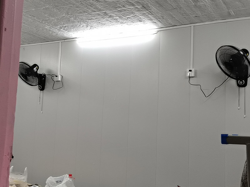 老房電路明線安裝：1、穿管敷設(shè)。將鍍鋅電線管、PVC或PPR電線管沿天棚或墻面敷設(shè)（用配套U型或C型線卡固定），電線穿入其中。這種方式最安全規(guī)范。 2、壓槽敷設(shè)。將電線槽（現(xiàn)在一般為聚氯乙烯塑料制品）用鋼釘固定在天花或墻面，再將電線壓入線槽。這種方式便于維修且比較美觀。 3、護(hù)套線敷設(shè)。將護(hù)套電線沿踢腳線上沿和門窗套外側(cè)敷設(shè)。用小型塑料線卡固定。這種方式最簡便經(jīng)濟(jì)。