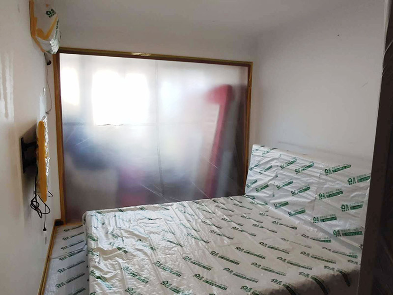 成品家具保護(hù)措施：各類裝修物料的進(jìn)場、建筑裝修垃圾的清理都必須經(jīng)過入戶門。在對物品進(jìn)行搬運(yùn)時(shí)，難免會與入戶門發(fā)生磕碰及摩擦。水電改造是基礎(chǔ)裝修，水電裝修的質(zhì)量好壞，直接決定著后期的施工和使用。因此，在進(jìn)行水電改造時(shí)，同樣需要做好成品保護(hù)工作。水電改造完成后，應(yīng)當(dāng)對各種管線進(jìn)行規(guī)范的固定，以防脫落;對裸露的線頭要進(jìn)行包裹，以防發(fā)生觸電的危險(xiǎn);做好地面裸線管的固定和保護(hù)，防止被踩壞。同時(shí)，在搬運(yùn)物料時(shí)，也不要破壞地面鋪設(shè)的管線。進(jìn)行裝修施工時(shí)，磁環(huán)邊鋪邊勾縫，在崗鋪設(shè)的瓷磚、地板上堆放雜物、走動踩踏，地板沒有使用成品保護(hù)膜覆蓋等都會影響瓷磚及地板的鋪貼效果，使瓷磚出現(xiàn)施工質(zhì)量問題。