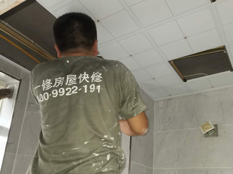 衛(wèi)生間吊頂安裝：吊頂安裝的第一個(gè)步驟就是邊角線安裝了。邊角線的安裝是為了確定吊頂?shù)陌惭b高度和安裝水平，也是為了接下來(lái)的龍骨安裝做鋪墊，方便后續(xù)的工作。在吊頂?shù)陌惭b中，有六根螺桿將會(huì)承擔(dān)起整個(gè)吊頂?shù)闹亓?。在安裝螺桿時(shí)，我們要注意安裝師傅是不是在不影響電器安裝的情況下打的孔。龍骨安裝可以說(shuō)是吊頂安裝中最為重要的一部分了。因?yàn)辇埞鞘钦麄€(gè)吊頂扣板的承重物，也是做造型的關(guān)鍵?？郯寰褪俏覀兲ь^，能看到的吊頂?shù)牟糠至??？郯逶邶埞前惭b好、電器口預(yù)留好了之后就可以進(jìn)行安裝。安裝扣板時(shí)，安裝師傅會(huì)按照扣板四邊的膜上的箭頭方向來(lái)進(jìn)行安裝。一般來(lái)說(shuō)，第一排的扣板會(huì)用美工刀做一些切割，這樣才會(huì)既美觀又堆成。切割口也會(huì)對(duì)著墻面，不會(huì)露出來(lái)。
