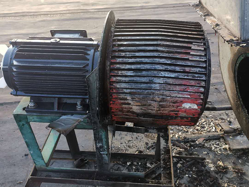 風(fēng)機(jī)電機(jī)翻新:更換風(fēng)機(jī)皮帶前應(yīng)先拉閘斷電，待風(fēng)機(jī)停穩(wěn)后再進(jìn)行操作。更換皮帶需兩人進(jìn)行作業(yè)，并保持現(xiàn)場(chǎng)有一定的光照強(qiáng)度。松動(dòng)靠近電機(jī)風(fēng)輪側(cè)的調(diào)節(jié)頂絲的固定裝置，調(diào)節(jié)電機(jī)表冷器側(cè)的調(diào)節(jié)頂絲 ，盡量減小風(fēng)機(jī)皮帶輪與電機(jī)皮帶輪之間的間距（如果一次調(diào)節(jié)皮帶輪之間的間距不夠小，可向前移動(dòng)電機(jī)表冷器側(cè)的調(diào)節(jié)裝置，繼續(xù)調(diào)節(jié)，直到合適為止）。