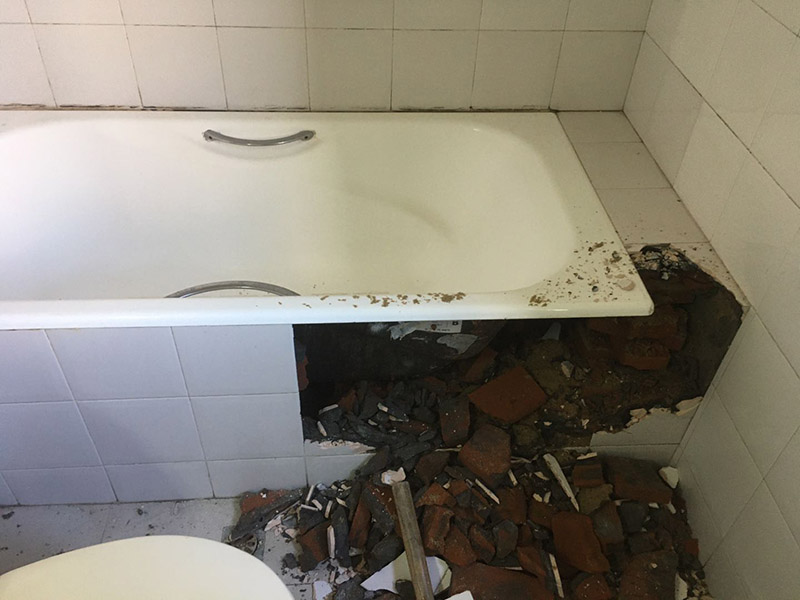 浴缸拆除防水案例：1.衛(wèi)生間地面先做找平。如果要更換衛(wèi)生間的地磚，在將原有地磚鑿去之后，一定要先用水泥砂漿將地面找平，然后再做防水處理。這樣可避免防水涂料因薄厚不均而造成滲漏。 2、接縫處要涂刷到位。衛(wèi)生間墻地面之間的接縫以及上下水管道與地面的接縫處，是最容易出現(xiàn)問題的地方。在施工中，一定要督促工人處理好這些邊角地方，將防水涂料涂抹“到位”。 3、墻面處理也很重要。在一般的衛(wèi)生間防水處理中，墻面上也要做大約30厘米高的防水涂料，以防積水滲透墻面。但如果是衛(wèi)生間的墻面是非承重的輕體墻，就要將整個墻面滿涂防水涂料。 4、防水實驗一定要做。在衛(wèi)生間施工完畢后，將衛(wèi)生間的所有下水堵住，并在門口砌一道25厘米高的“坎”，然后在衛(wèi)生間中灌入20厘米高的水。在24小時后，再檢查四周墻面和地面有無滲漏現(xiàn)象。這種24小時的防水實驗。