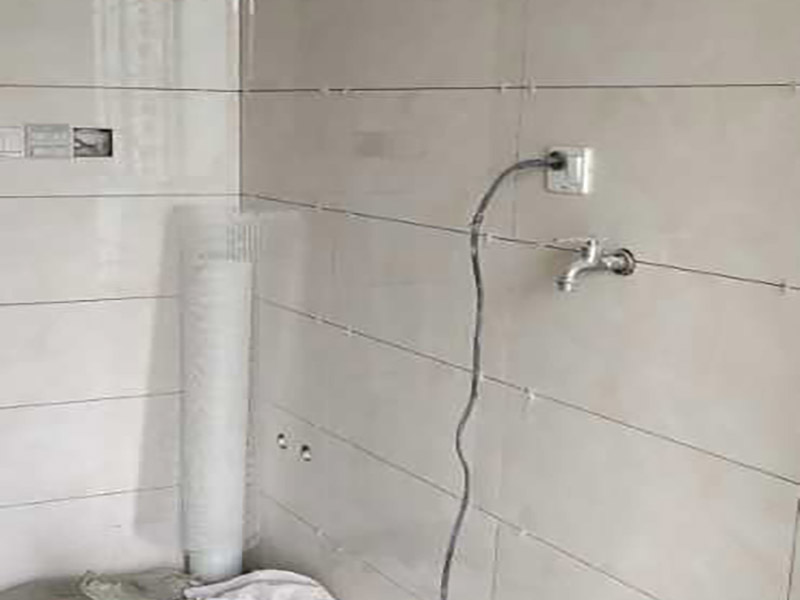 浴室瓷磚鋪貼裝修：在鋪貼瓷磚前，要先把還沒涂抹水泥的地磚鋪在地上，并敲平，然后在地磚上涂滿水泥，鋪在地面，鋪地磚的過程中要對齊四塊磚的對角位置。  另外，在鋪貼瓷磚時也要講究鋪貼順序，在鋪地磚時應(yīng)從內(nèi)向外貼，有坡度或地漏的地方，要注意排水方向找坡，而墻面磚應(yīng)從下往上貼，底層的瓷磚要最后貼，這樣鋪貼出來才美觀，鋪完地磚后還要壓地磚。 瓷磚鋪貼像是用膠水把兩個東西粘貼在一起，如果物體表面有臟東西的話，粘貼就不會很牢固，因此在鋪貼瓷磚前我們要先清理浴室的墻面和地面。如果墻面本身有裂痕，也要先進(jìn)行處理再鋪貼瓷磚；而地面有不平或不直的地方也要先進(jìn)行找平處理，這樣貼出來的瓷磚才比較完美。