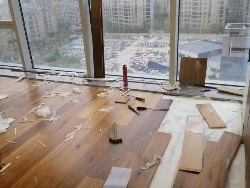 杭州久益一修裝飾工程有限公司加盟信息，是久益一修杭州地區(qū)唯一施工單位，支持先服務(wù)后付款，主營業(yè)務(wù)為杭州老房子翻新裝修、杭州墻面翻新裝修、杭州局部裝修改造、杭州房屋漏水維修、杭州家庭維修安裝等服務(wù)，是杭州裝修維修采購?fù)扑]公司。下面一起來看看杭州久益一修裝飾工程有限公司怎么樣、經(jīng)營范圍、服務(wù)優(yōu)勢等。  杭州久益一修裝飾工程有限公司怎么樣？成立于2021年05月25日，注冊地位于浙江省杭州市臨安區(qū)青山湖街道大園路1188號2幢3層301-601號工位，法定代表人為王劍。經(jīng)營范圍包括許可項目：住宅室內(nèi)裝飾裝修；各類工程建設(shè)活動；建設(shè)工程設(shè)計；建筑智能化工程施工；電氣安裝服務(wù)(依法須經(jīng)批準的項目，經(jīng)相關(guān)部門批準后方可開展經(jīng)營活動，具體經(jīng)營項目以審批結(jié)果為準)。  杭州久益一修裝飾工程有限公司經(jīng)營范圍，家政服務(wù)；家具安裝和維修服務(wù)；園林綠化工程施工；住宅水電安裝維護服務(wù)；家用電器安裝服務(wù)；電氣設(shè)備修理；專業(yè)設(shè)計服務(wù)；建筑裝飾材料銷售；建筑材料銷售；日用百貨銷售；家居用品銷售；五金產(chǎn)品零售(除依法須經(jīng)批準的項目外，憑營業(yè)執(zhí)照依法自主開展經(jīng)營活動)。  杭州久益一修裝飾工程有限公司服務(wù)優(yōu)勢：作為久益一修杭州唯一施工單位，具備房屋裝修維修一站式服務(wù)能力，執(zhí)行標準化的施工流程及服務(wù)禮儀，同時施工質(zhì)量受到久益一修總部監(jiān)理的嚴格監(jiān)管；杭州久益一修裝飾工程有限公司是杭州本地裝修公司，支持先裝修后付款，不滿意免費返工等，實體店地址是在杭州市江干區(qū)匝弄口京惠花園南門。