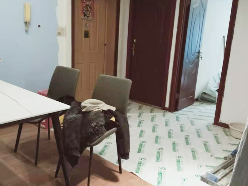 走廊成品保護措施：為加快先進技術(shù)與現(xiàn)代管理方法和手段在項目的運用，努力降低成本，提高工程質(zhì)量，確保全面實現(xiàn)對業(yè)主的承諾。施工現(xiàn)場隨著施工進行，成品保護工作顯得尤為重要，做好成品保護工作，是在施工過程中要對已完工分項進行保護，否則一旦造成損壞，將會增加修復工作，帶來工、料浪費、工期拖延及經(jīng)濟損失。因此成品保護是施工管理重要組織部分，是保證施工生產(chǎn)順利進行的主要環(huán)節(jié)。