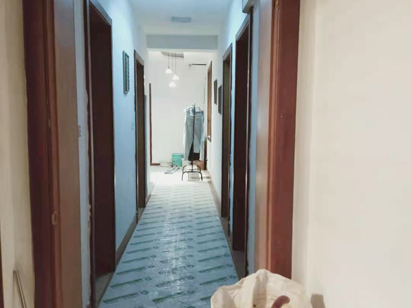 走廊成品保護措施：為加快先進技術(shù)與現(xiàn)代管理方法和手段在項目的運用，努力降低成本，提高工程質(zhì)量，確保全面實現(xiàn)對業(yè)主的承諾。施工現(xiàn)場隨著施工進行，成品保護工作顯得尤為重要，做好成品保護工作，是在施工過程中要對已完工分項進行保護，否則一旦造成損壞，將會增加修復工作，帶來工、料浪費、工期拖延及經(jīng)濟損失。因此成品保護是施工管理重要組織部分，是保證施工生產(chǎn)順利進行的主要環(huán)節(jié)。