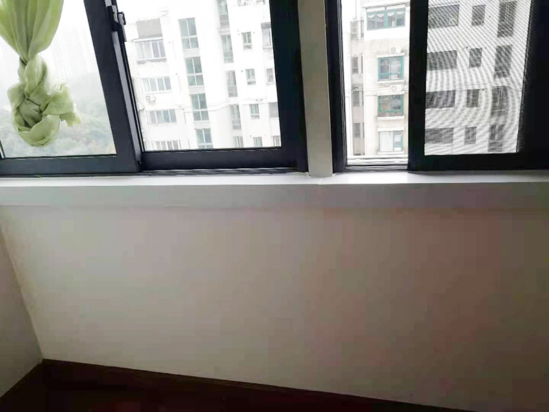 陽臺(tái)窗戶打膠翻新：門窗打膠，安裝地板窗框時(shí)，應(yīng)連接水平和垂直拉線。每層的水平相同，上側(cè)和下側(cè)是直的。當(dāng)窗框和墻壁固定時(shí)，首先固定上框架，固定后框架，并用塑料膨脹螺栓固定?？着c開口之間的膨脹節(jié)內(nèi)腔填充有閉孔泡沫，發(fā)泡劑等彈性材料，表面用密封膠密封。
