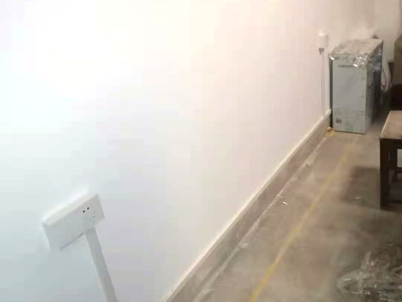 全屋明裝線路：畫框線：根據(jù)需要，在墻面的合適處畫出埋穴位置，并比照接線盒大小（四周bai放大2—3毫米），畫出開鑿范圍框線（兩個裝蓋孔應保持水平）。 鑿框線：以平口鑿沿柜線垂直鑿出深溝，然后從框內(nèi)向框外斜鑿去磚角，反復進行，并注意不得崩裂框線。 鑿穴孔：將框內(nèi)多余磚角鑿去，直至深度略大于接線盒高度，不得過淺或過深。 修乎穴孔：鑿平埋穴四周與穴底，以放人接線盒端正、服帖為宜。 現(xiàn)埋接線盒：裝正接線盒，敲去安裝孔蓋，對準線槽，并使裝蓋面稍稍伸出磚砌面，且低于粉刷面3—5毫米，再用調(diào)成膏狀的水泥粘牢 穿線引入：利用線管內(nèi)事先穿入的引線，將待裝電線引入線管之中。
