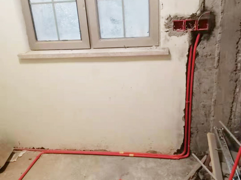 墻面水電改造維修：按走向進(jìn)行墻面或地面開(kāi)槽，開(kāi)槽過(guò)程中，不允許出現(xiàn)墻面橫向開(kāi)槽大于30cm的現(xiàn)象，因?yàn)闄M向開(kāi)槽將破壞整樓的承重，使得抗震能力降低而且墻面容易開(kāi)裂。如果是保溫墻的話，開(kāi)很長(zhǎng)的橫槽有可能會(huì)導(dǎo)致開(kāi)槽上部的保溫層整體脫落。墻面開(kāi)槽一般都應(yīng)該是豎向垂直開(kāi)槽。 埋入管線(包括布線和接好管道)和暗盒，電路施工時(shí)先安裝管路，然后再穿導(dǎo)線，這樣可以避免將來(lái)?yè)Q線出現(xiàn)導(dǎo)線無(wú)法抽動(dòng)的現(xiàn)象。穿管不能使用軟管，防止出現(xiàn)死角。同時(shí)電路接頭不要裸露在外面，應(yīng)該安裝在線盒內(nèi)，分線盒之間不允許有接頭。