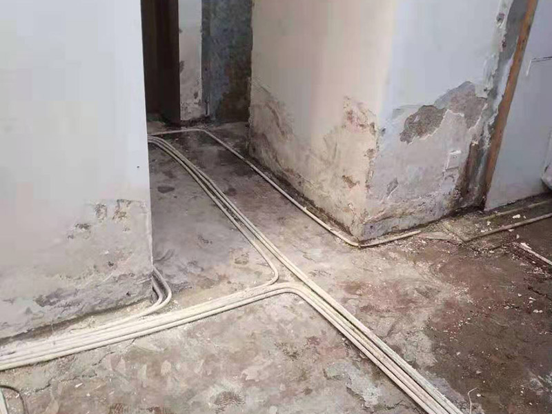 廚房拆除施工：拆除舊廚房是工程中的第一項，將情墻面和地面上原有的瓷磚全部砸掉，不要只砸掉一半或一部分，以免后面在鋪貼時有縫隙。 拆除吊頂、廚具和燈具，需按照一定的流程拆除。如果想要重新將廚房整頓一下，那么就將廚房的一切原有的都拆除掉。 如果是其他房間改造為廚房的話，也是要先將墻面和地面全部砸掉，以便于后續(xù)安裝管道和布置線路。水路和電路的設計都是很隱藏的，一般都會做成暗管，隱藏在墻面或地面下，既美觀又不影響使用。在地面和墻面全部拆除后，要將不平整或者有縫隙的地方用水泥抹平，以防安裝上瓷磚后發(fā)現(xiàn)不平整而影響整體美觀，并且也能進一步做到防水的效果。