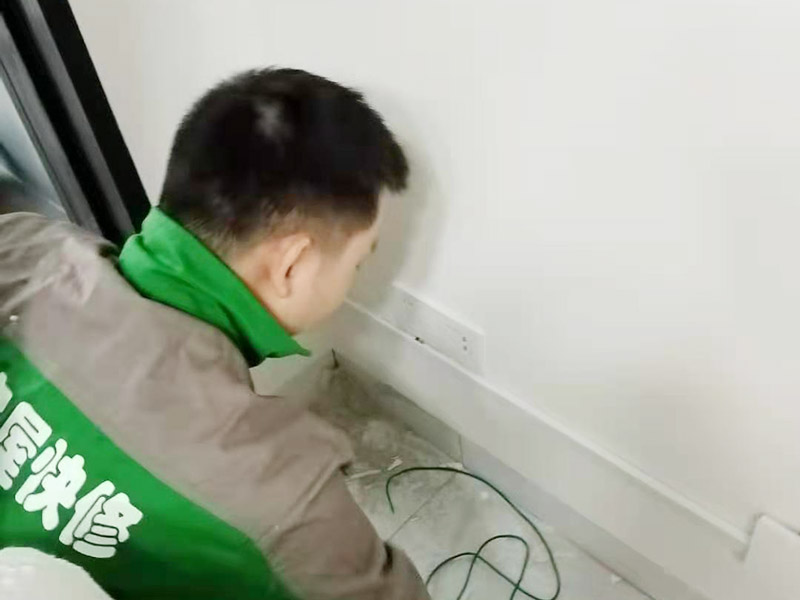 開關(guān)插座安裝：將盒內(nèi)甩出的導(dǎo)線留出維修長(zhǎng)度，然后削出線芯，注意不要碰傷線芯。將導(dǎo)線按順時(shí)針?lè)较虮P繞在開關(guān)或插座對(duì)應(yīng)的接線柱上，然后旋緊壓頭，要求線芯不得外露。 先將盒子內(nèi)甩出的導(dǎo)線由塑料臺(tái)的出線孔中穿出，再把塑料臺(tái)緊貼于墻面用螺絲固定在盒子上。固定好后，將導(dǎo)線按各自的位置從開關(guān)插座的線孔中穿出，按接線要求將導(dǎo)線壓牢。 　　最后將開關(guān)或插座貼于塑料臺(tái)上，找正并用螺絲固定牢，蓋上裝飾板。