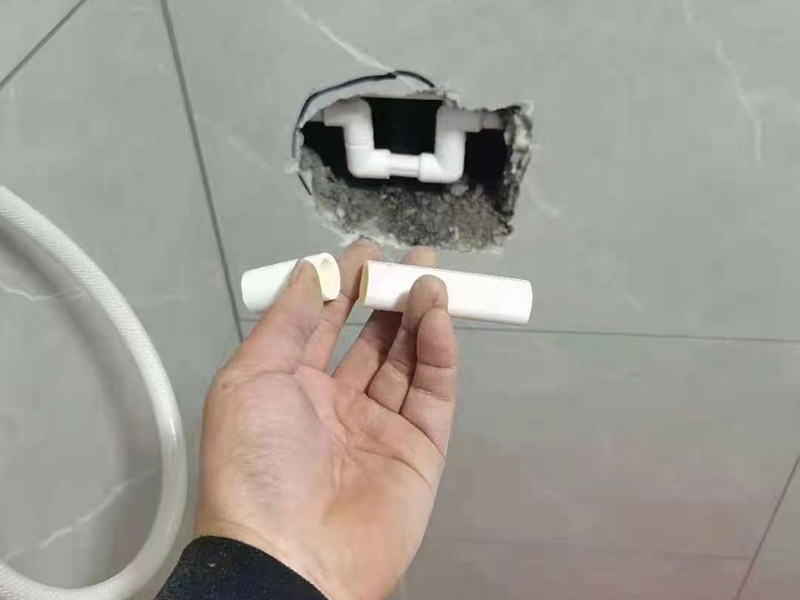 墻內(nèi)水管漏水更換：墻內(nèi)水管漏水，鑿開墻找到漏水點徹底修理好。另外，也可以水電工人先看看什么情況。衛(wèi)生間穿墻管道周邊破壞防水層，但根本就沒有對防水層認真認真修復，漏水隱患很大。穿墻套管漏水有地面上穿墻套管和地面下穿墻套管。