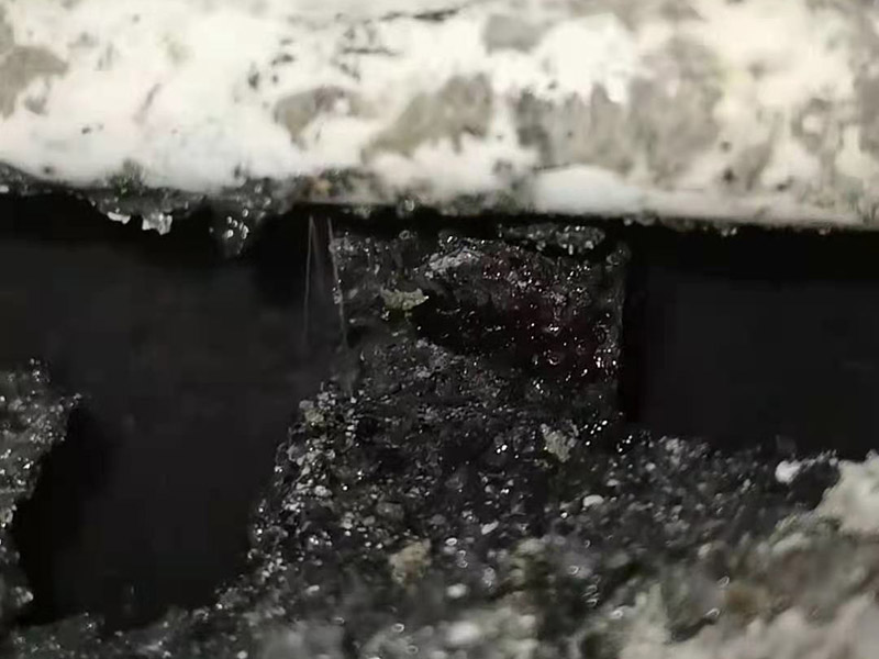墻內(nèi)水管漏水更換：墻內(nèi)水管漏水，鑿開墻找到漏水點徹底修理好。另外，也可以水電工人先看看什么情況。衛(wèi)生間穿墻管道周邊破壞防水層，但根本就沒有對防水層認真認真修復，漏水隱患很大。穿墻套管漏水有地面上穿墻套管和地面下穿墻套管。