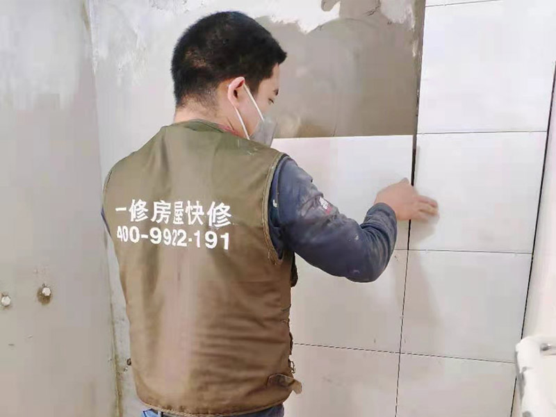 衛(wèi)生間墻磚重貼：首先要先把舊的瓷磚給弄下來。 鋪貼衛(wèi)生間瓷磚的水泥砂漿比例粘貼衛(wèi)生間瓷磚采用的水泥標(biāo)號為425號水泥,水泥沙子的混合比例不要大于1:3,水泥含量過重的話,會(huì)因?yàn)樗嗟呐蛎浵禂?shù)高而導(dǎo)致瓷磚的開裂,減少瓷磚的使用壽命。 衛(wèi)生間瓷磚泡水時(shí)長衛(wèi)生間如果采用釉面墻磚,用水泥砂漿作為粘接劑,瓷磚需要經(jīng)過泡水后鋪貼,泡水的時(shí)間以瓷磚完全浸泡后不冒氣泡的時(shí)間為宜,一般為三十分鐘就可以了。 鋪貼要留縫鋪貼衛(wèi)生間瓷磚無論是否屬于無縫磚,都必須留縫,建議不小于1mm,普通墻磚以1.5—2mm為宜,仿古磚縫隙可以適當(dāng)?shù)募訉挕? width=